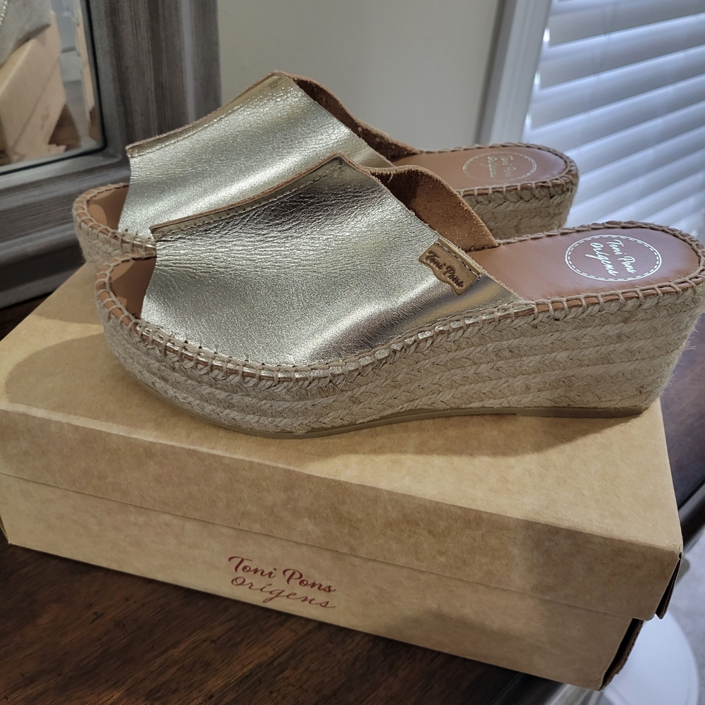 Toni Pons Ivonne Platinum Espadrille Wedges. Brand New In Box